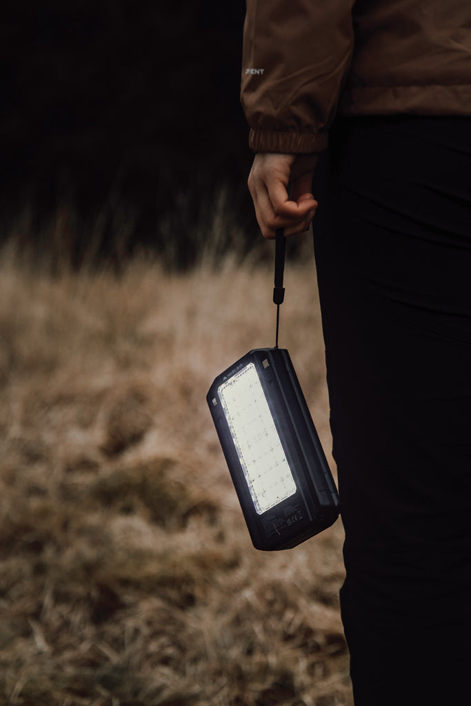Nordic Drift Titan 10.000mAh solar powerbank with 3 panels - Black