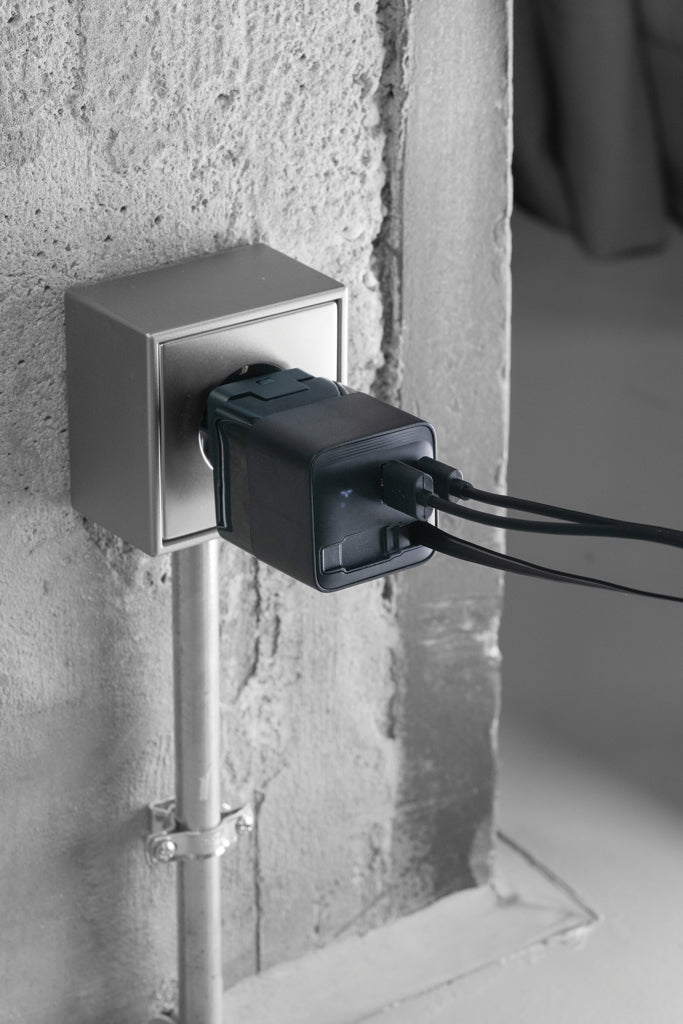 Urban Vitamin Mendocino 65W GaN charger retractable cable - Black