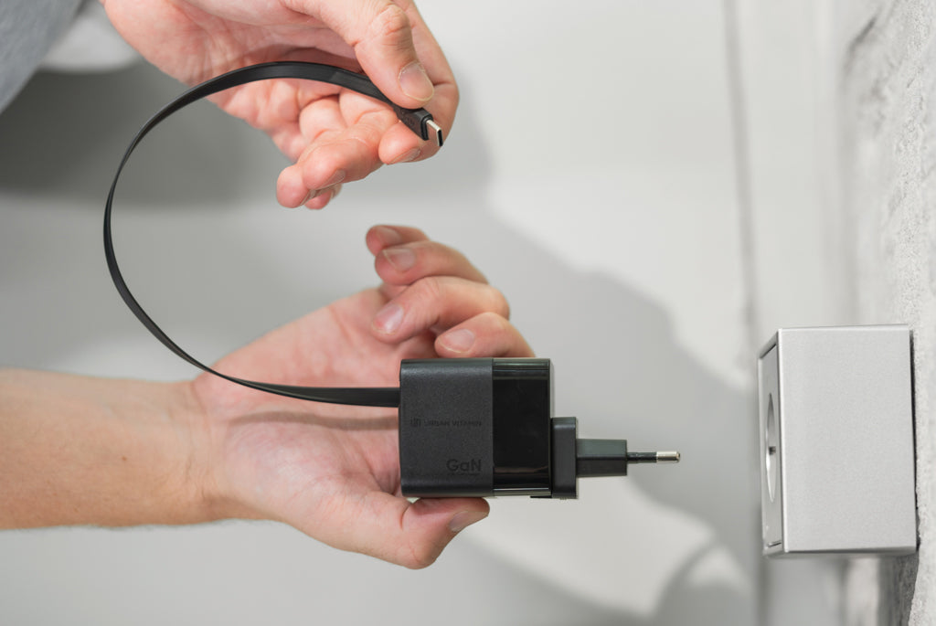 Urban Vitamin Mendocino 65W GaN charger retractable cable - Black