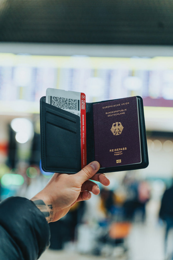Travelfinder RCS passport holder worldwide locating - Black