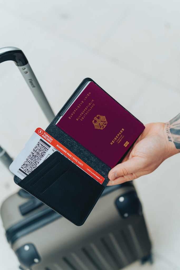 Travelfinder RCS passport holder worldwide locating - Black