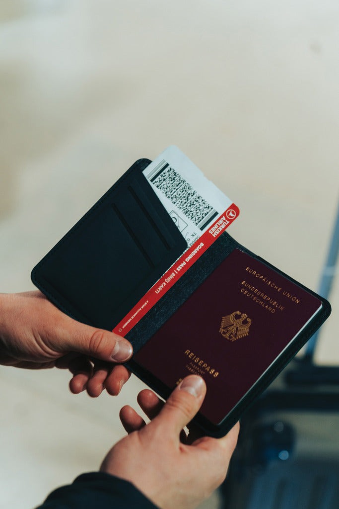 Travelfinder RCS passport holder worldwide locating - Black