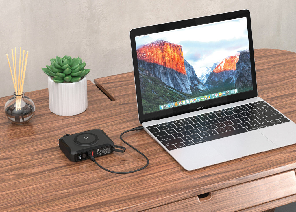 Urban Vitamin Oxnard 5 in 1 65W universal charger - Black