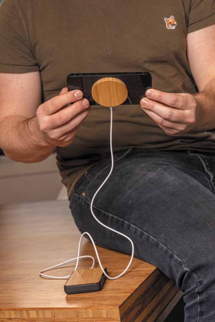 10W bamboo magnetic wireless charger - Brown