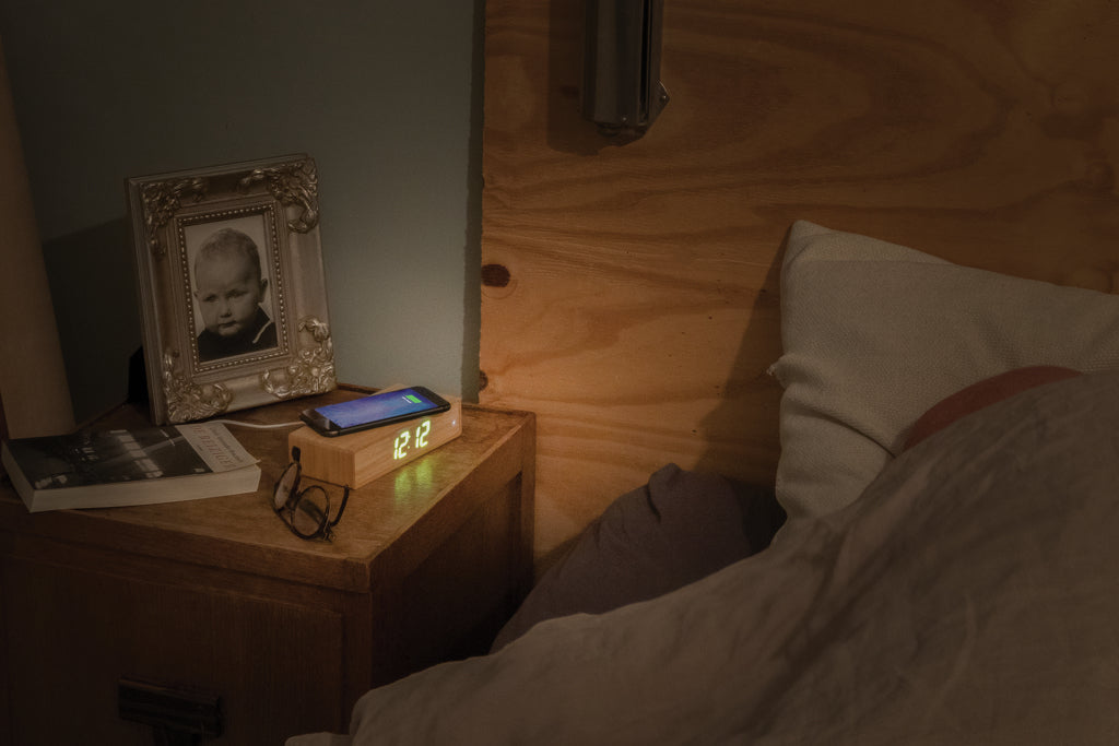 Bamboo alarm clock with 5W wireless charger - Brown