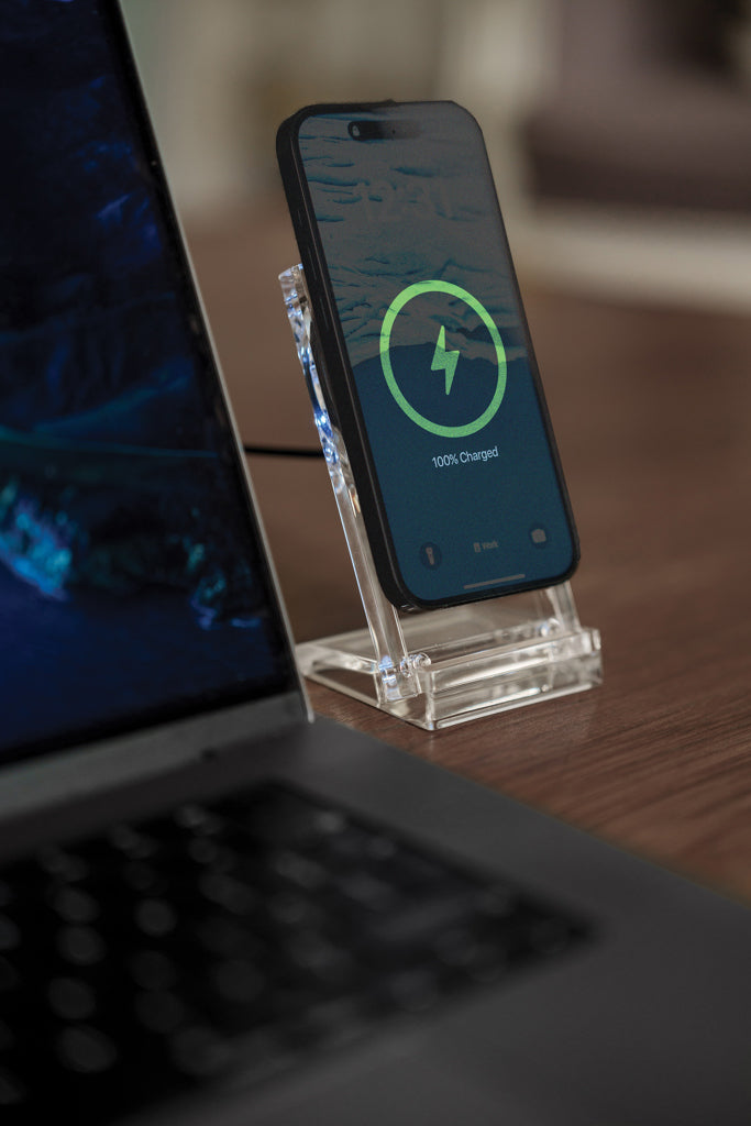 Magcharge 15W magnetic wireless charging stand - Transparent