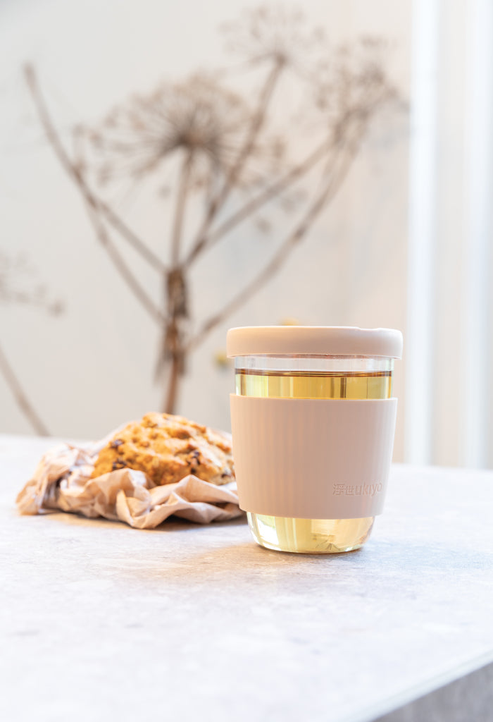 Ukiyo borosilicate glass with silicone lid and sleeve - Brown