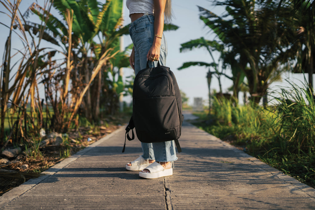 Swiss Peak AWARE™ modern 15.6' laptop backpack - Black