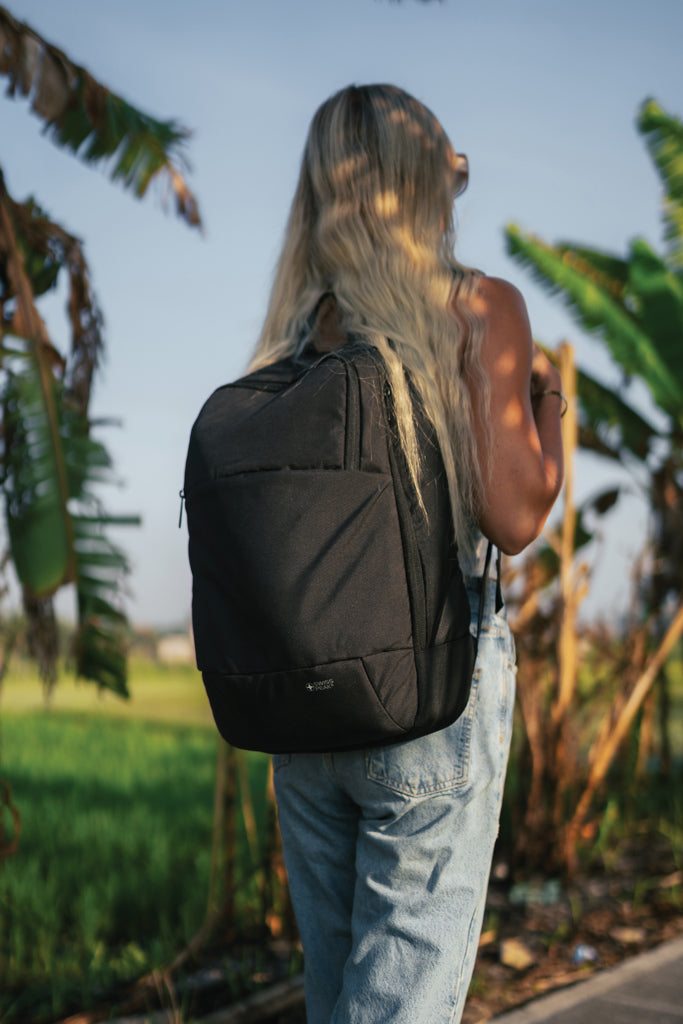 Swiss Peak AWARE™ modern 15.6' laptop backpack - Black