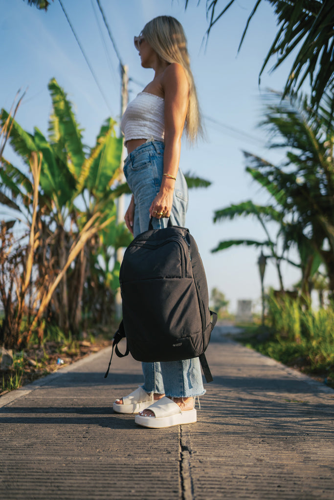 Swiss Peak AWARE™ modern 15.6' laptop backpack - Black