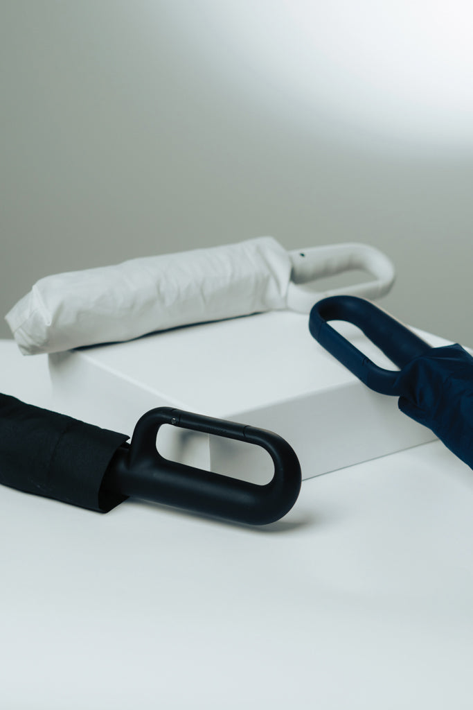 Yara 21' AWARE™ RPET solid colour umbrella with carabiner - Black