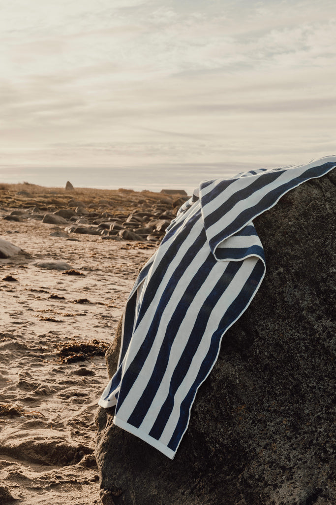 VINGA Lagoa GRS beach towel - Navy
