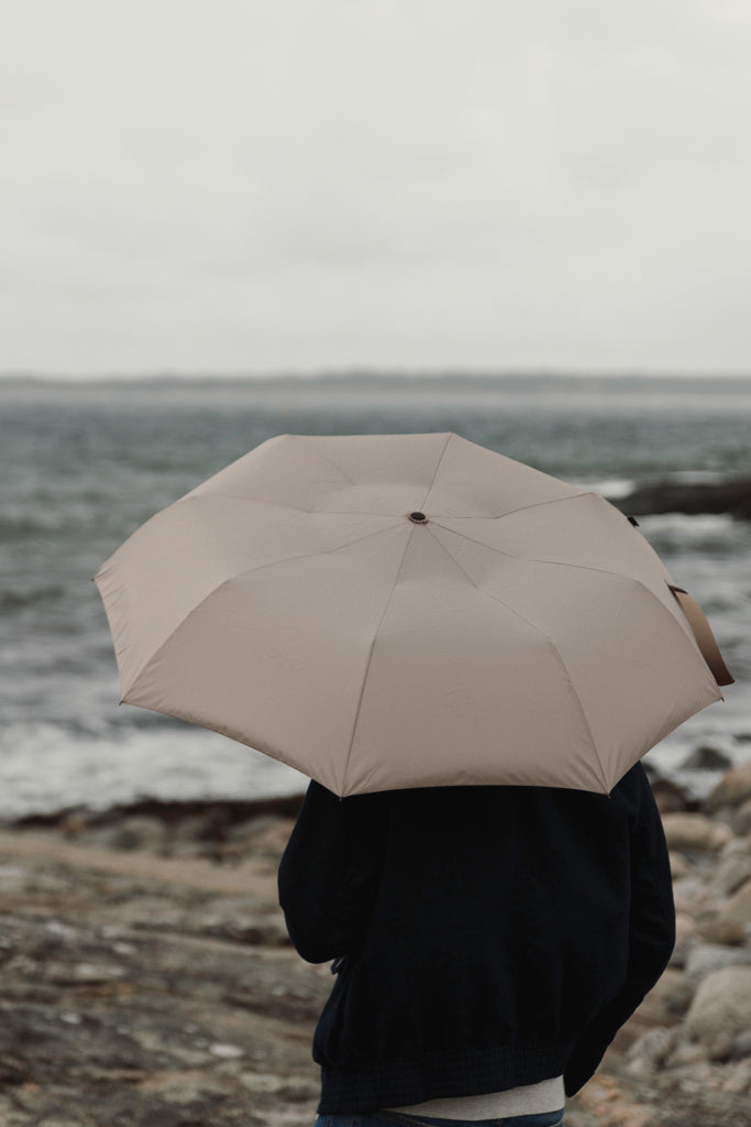 VINGA Baltimore AWARE™ RPET 21' umbrella - Greige