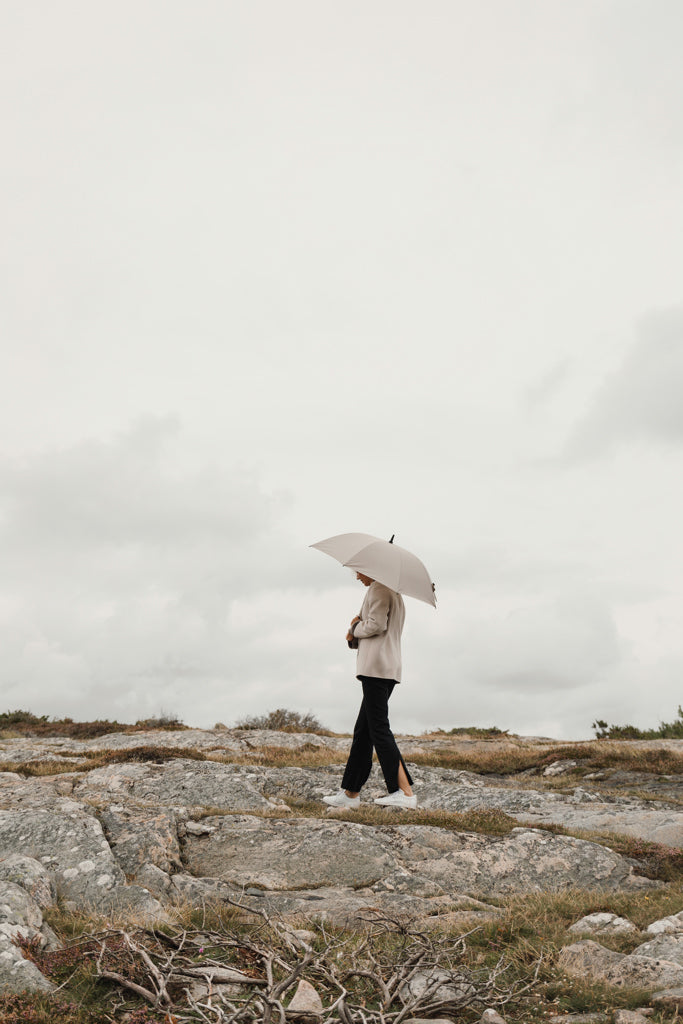 VINGA Baltimore AWARE™ RPET 23' umbrella - Greige